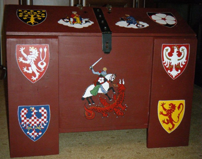 truhla na zbroj - čelní pohled.JPG